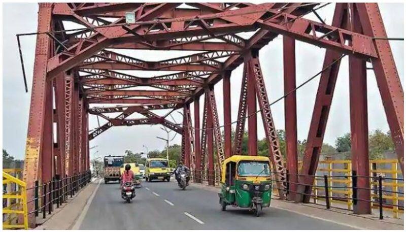 What Happened Trump Beast On Agra Railway Over Bridge