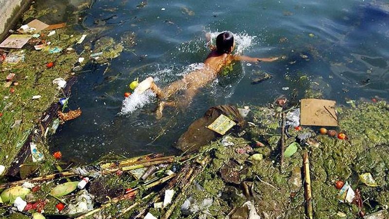 इतनी गंदगी के बीच ही लोग रहने को मजबूर हैं। गंदे पानी के कारण चीन में लोगों के बीच बीमारियां आसानी से फैल जाती है।
