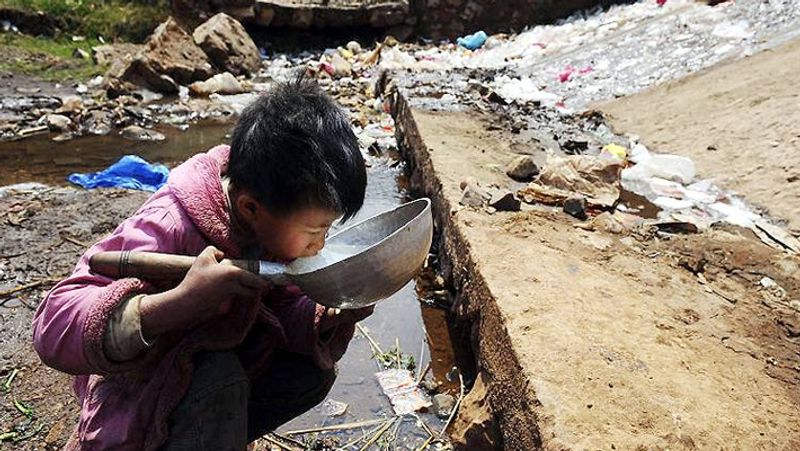 गंदगी के कारण चीन के अधिकांश जलश्रोत पीने लायक नहीं बचे हैं। यहां पीने के पानी की काफी कमी है। ऐसे में लोगों को काफी दिक्कत होती है।