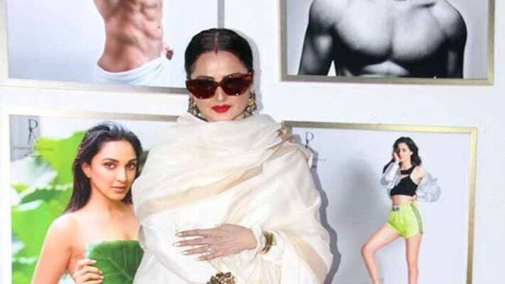 "Yaha Danger Zone Hai": Rekha Hilariously Walks Away From Amitabh Bachchan's Pic At An Event "Yaha Danger Zone Hai": Rekha Hilariously Walks Away From Amitabh Bachchan's Pic At An Event