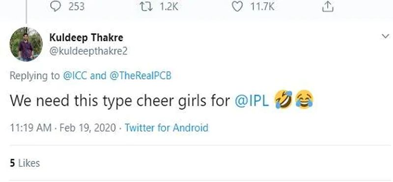 एक यूजर ने तो उन्हें चीयरलीडर्स ही कह डाला।