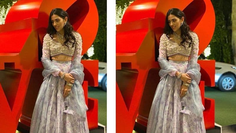 उनकी ये फोटो रेहा कपूर और मसाबा गुप्ता दोनों ने अपने-अपने इंस्टाग्राम अकाउंट के जरिए शेयर करते हुए लिखा, "श्लोका, मुझे बहुत खुशी होती है! वो एक बेहतरीन इंसान है जिनसे मैं अब तक मिली हूं। दरसअल, वह इंसान के रूप में आज के जमाने की देसी डिजनी प्रिंसेस हैं।"