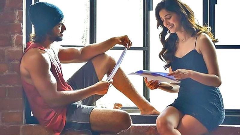 एक फिल्म की शूटिंग के दौरान साउथ एक्टर विजय देवरकोंडा के साथ अनन्या पांडे।