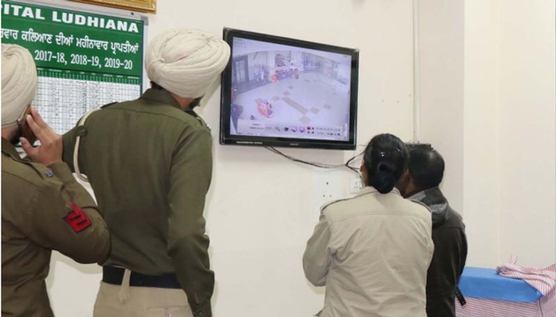 पीड़िता ने बताया कि आरोपी महिला सोमवार देर शाम से वार्ड में घूम रही थी। उसने वहीं एक महिला के साथ खाना भी खाया। रात में वो वहीं सोई भी। हालांकि पुलिस को पहले बच्ची के पिता पर भी शक था। दरअसल, दो बेटियों के दम्पती ने सुबह की घटना के बारे में पुलिस को दोपहर में बताया था।
