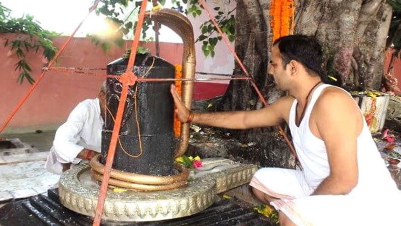 শুধুমাত্র দুধ ও গঙ্গাজলই শিবলিঙ্গে ঢালুন। অশুভ শক্তির হাত থেকে বাঁচতে পুজোর সময় আধভাঙ্গা চালা ব্যবহার করবেন না।