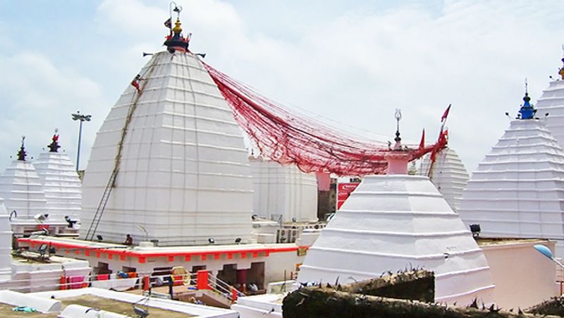 विश्व के सभी शिव मंदिरों के शीर्ष पर त्रिशूल लगा दिखाई देता है, मगर वैद्यनाथ धाम परिसर के शिव, पार्वती, लक्ष्मी-नारायण व अन्य सभी मंदिरों के शीर्ष पर पंचशूल लगे हैं।
