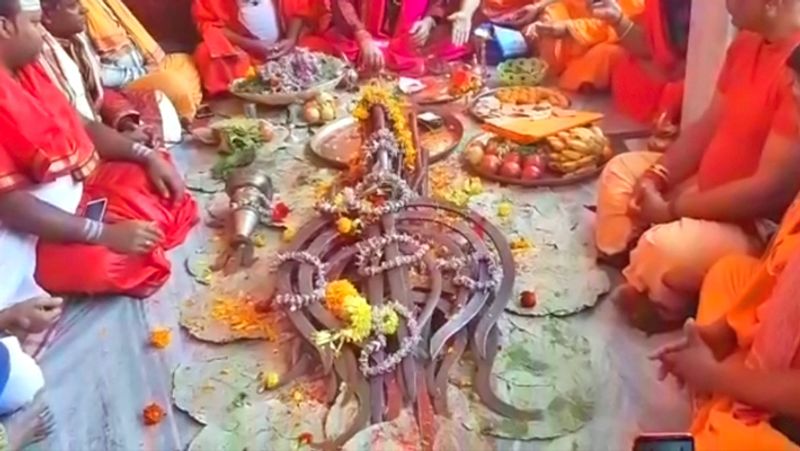 कहा जाता है कि रावण पंचशूल से ही लंका की सुरक्षा करता था। यहां प्रतिवर्ष महाशिवरात्रि से 2 दिनों पूर्व बाबा मंदिर, मां पार्वती व लक्ष्मी-नारायण के मंदिरों से पंचशूल उतारे जाते हैं।