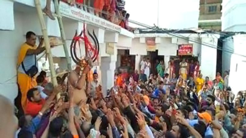 इस दौरान पंचशूल को स्पर्श करने के लिए भक्तों की भीड़ उमड़ पड़ती है। सभी पंचशूलों को नीचे लाकर महाशिवरात्रि से एक दिन पूर्व विशेष रूप से उनकी पूजा की जाती है और इसके बाद पुन: सभी पंचशूलों को अपने स्थान पर स्थापित कर दिया जाता है।