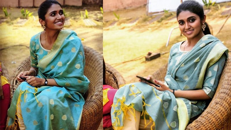 मराठी फिल्म 'सैराट' से रातोंरात हिट हुई एक्ट्रेस रिंकू राजगुरु को स्कूल से निकाले जाने की खबर सोशल मीडिया पर वायरल हुई थी। कहा गया कि उनकी अटेंडेंस कम होने के कारण स्कूल मैनेजमेंट ने उन्हें स्कूल से बाहर निकाल दिया था। हालांकि, बाद में रिंकू के पिता और स्कूल मैनेजमेंट ने इसे अफवाह बताया था।