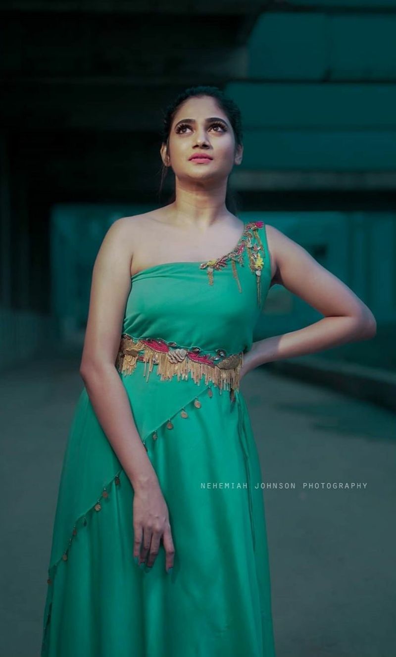 biggboss losliya recent sharing green color dress photo gallery