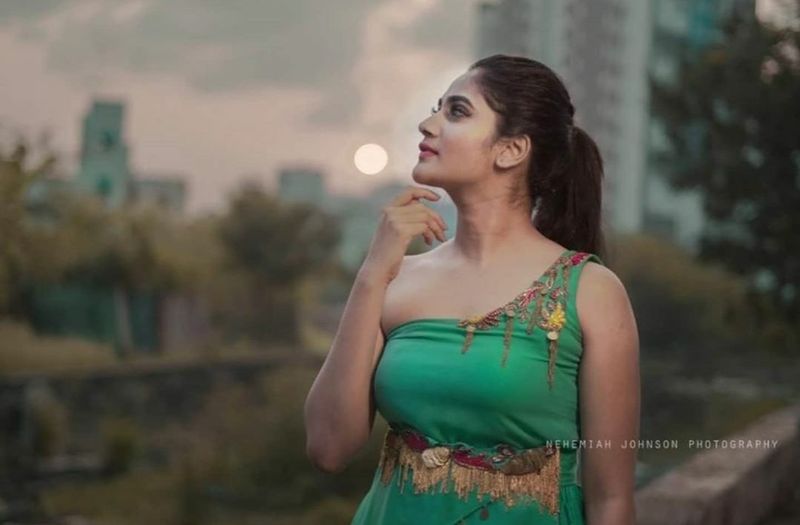 நடிகை ஆன பின்னர் அவ்வப்போது அசத்தல் புகைப்படங்களை வெளியிட்டு ரசிகர்களை ஈர்த்து வருகிறார்.