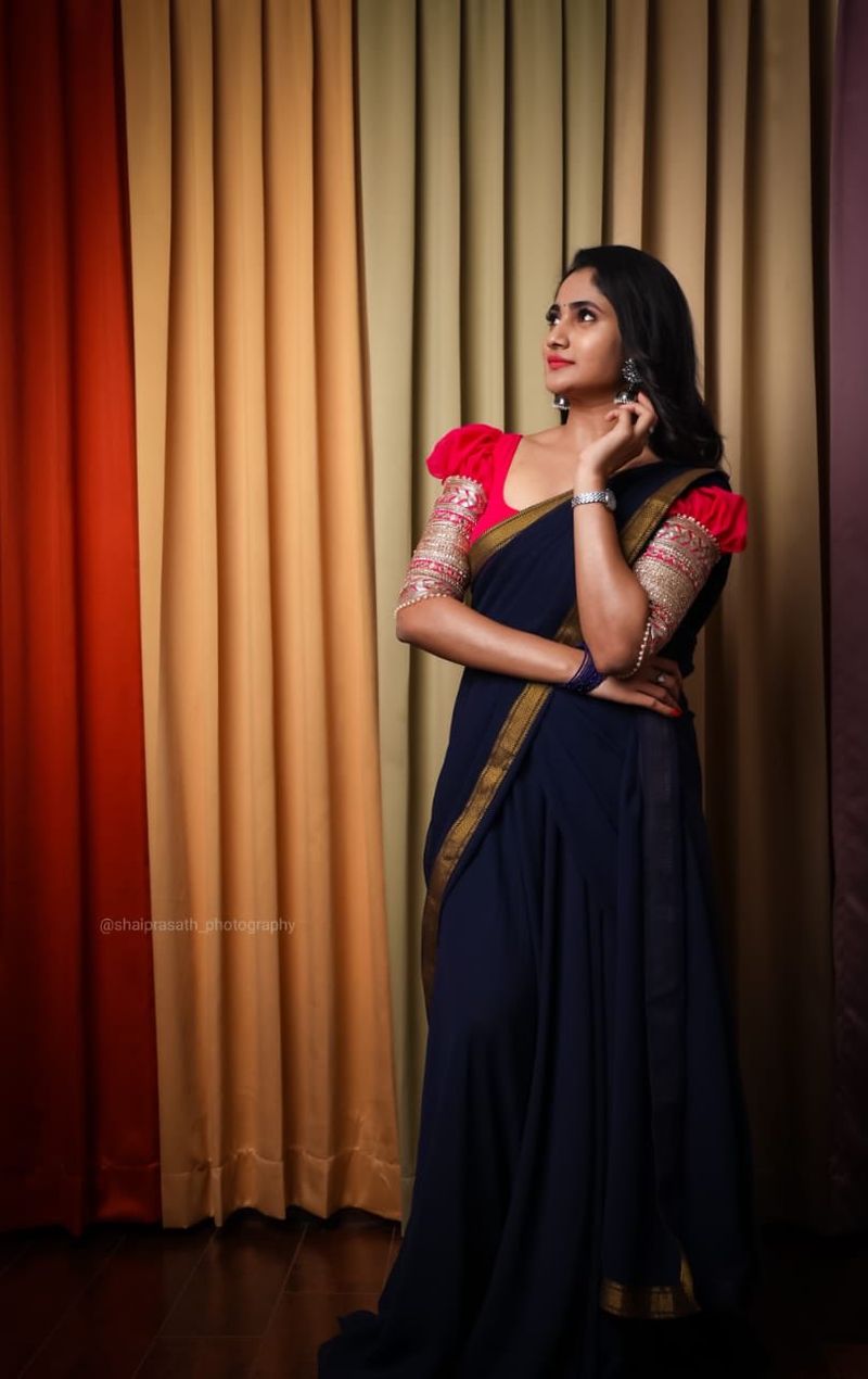 biggboss losliya recent sharing green color dress photo gallery