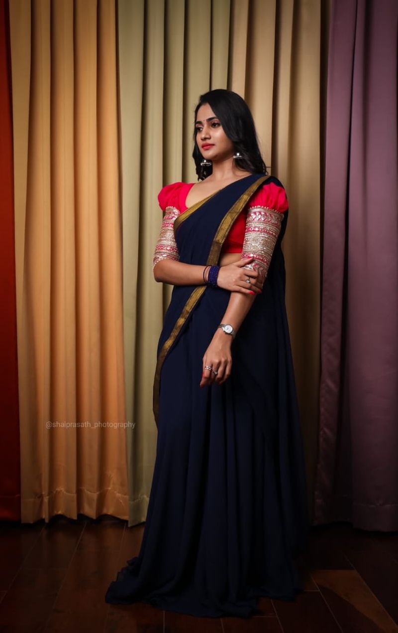 biggboss losliya recent sharing green color dress photo gallery