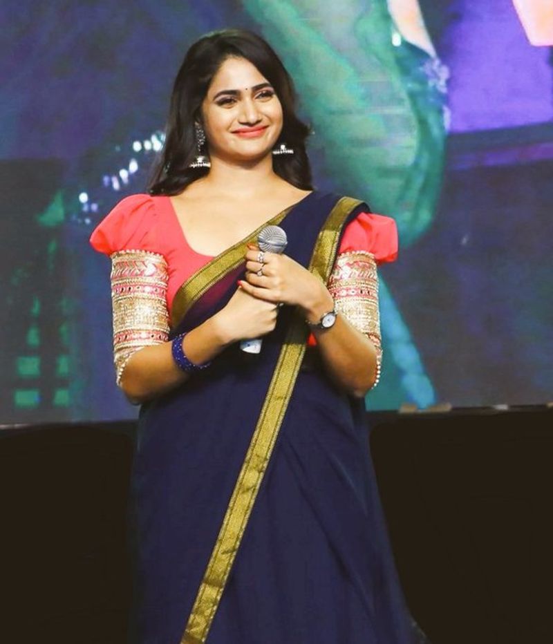biggboss losliya recent sharing green color dress photo gallery