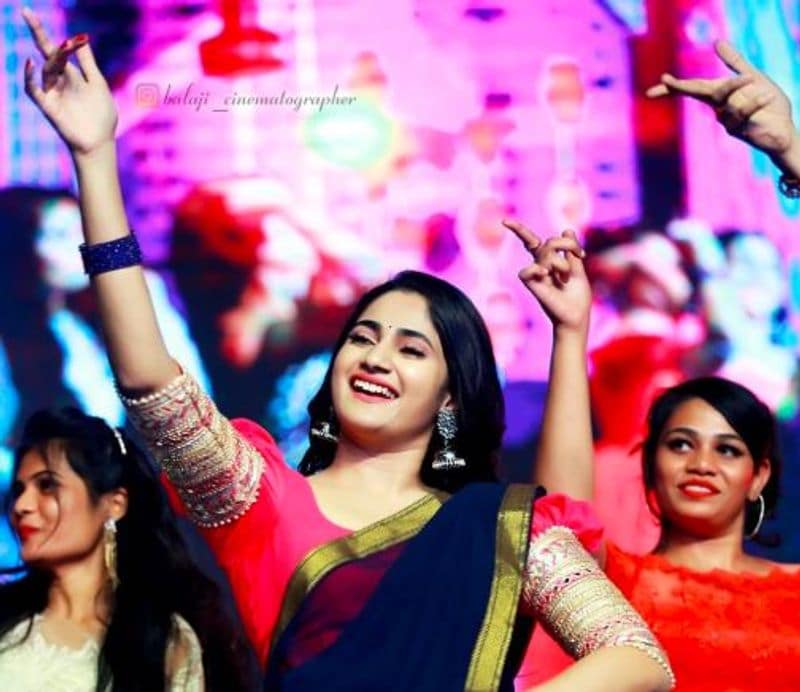 biggboss losliya recent sharing green color dress photo gallery