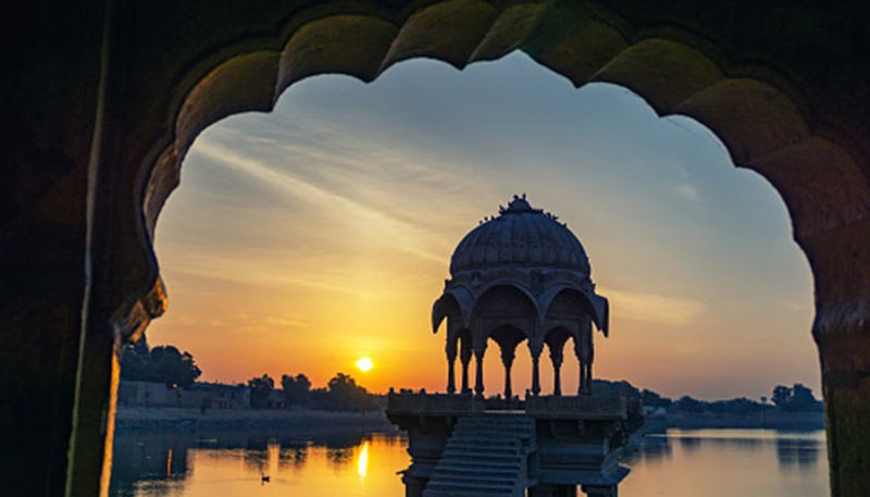 রাজস্থান ভ্রমণের মধ্যে অতি অবশ্যই রাখতে হবে জয়পুর, জয়সলমির ও উদয়পুর। সঙ্গে রাখা যেতে পারে চিত্তোরগড়। রাজস্থানের এটাই মূল কেন্দ্রবিন্দু।