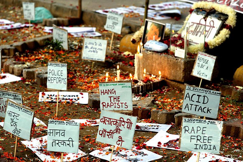 दिल्ली की पटियाला हाउस कोर्ट ने डेथ वॉरंट जारी कर चारों को 3 मार्च की सुबह फांसी की तारीख तय की है। लेकिन अभी एक दोषी की दया याचिका नहीं लगाई गई है। ऐसे में कम ही उम्मीद है कि 3 मार्च को फांसी हो। (तस्वीर- निर्भया को न्याय दिलाने के लिए ऐसे ही आंदोलन हुआ था)