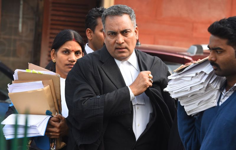 क्या है निर्भया गैंगरेप और हत्याकांड - दक्षिणी दिल्ली के मुनिरका बस स्टॉप पर 16-17 दिसंबर 2012 की रात पैरामेडिकल की छात्रा अपने दोस्त को साथ एक प्राइवेट बस में चढ़ी। उस वक्त पहले से ही ड्राइवर सहित 6 लोग बस में सवार थे। किसी बात पर छात्रा के दोस्त और बस के स्टाफ से विवाद हुआ, जिसके बाद चलती बस में छात्रा से गैंगरेप किया गया। लोहे की रॉड से क्रूरता की सारी हदें पार कर दी गईं। छात्रा के दोस्त को भी बेरहमी से पीटा गया। (तस्वीर- दोषियों के वकील एपी सिंह)