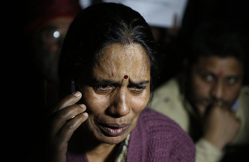 बलात्कारियों ने दोनों को महिपालपुर में सड़क किनारे फेंक दिया गया। पीड़िता का इलाज पहले सफदरजंग अस्पताल में चला, सुधार न होने पर सिंगापुर भेजा गया। घटना के 13वें दिन 29 दिसंबर 2012 को सिंगापुर के माउंट एलिजाबेथ अस्पताल में छात्रा की मौत हो गई। (तस्वीर- निर्भया की मां आशा देवी पांडे)