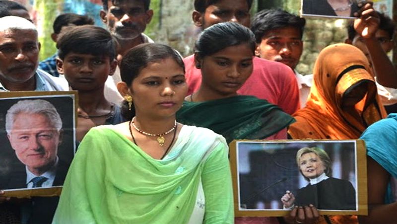 राजधानी लखनऊ से करीब 60 किमी दूर जबरैली गांव है। साल 2016 में अमेरिका में हुए प्रेसिडेंशियल इलेक्शन के समय ये गांव चर्चा में आया था। जब गांव में अमेरिकी प्रेसिडेंट की रेस में शामिल हिलेरी क्लिंटन की जीत के लिए हवन-पूजन किया गया था। बता दें, उस समय हिलेरी के सामने ट्रंप उस पद के लिए सबसे स्ट्रांग कैंडिडेट थे, जिनको हराने के लिए गांव के लोगों ने मन्नतें मांगी थीं। हालांकि, उनकी मन्नत पूरी नहीं हुई।