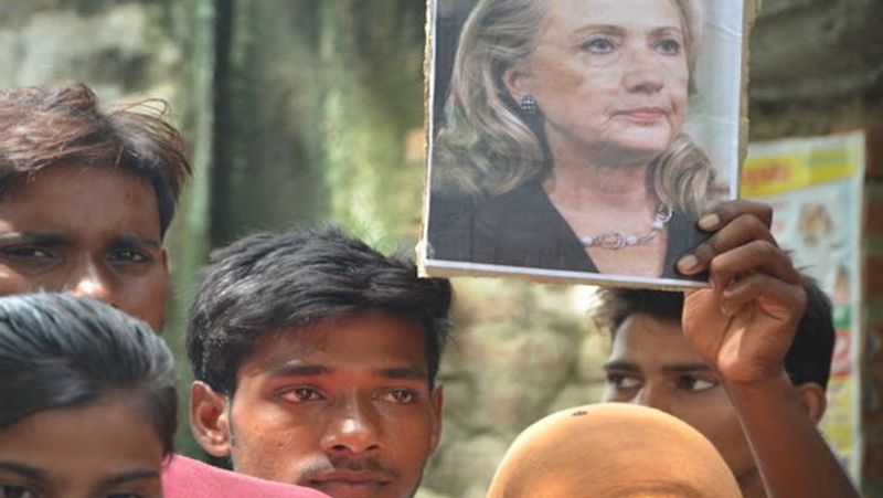 गांव के लोगों ने बताया था, बिल क्लिंटन के दौरे के दौरान गांव में थोड़ा बहुत बदलाव हुआ था। कई सरकारी बिल्डिंग पेंट की गईं। जिस खस्ताहाल सड़क से उन्हें गुजारना था, वो भी टेम्परेरी नई बन गई थी। वो गांव में करीब 4 घंटे रुके थे, लेकिन गांव के किसी आदमी को उनसे मिलने नहीं दिया गया था।