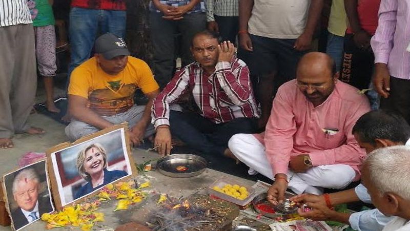 गांव के लोगों ने बताया था, जिस समय बिल क्लिंटन गांव आए थे, उस समय कुछ दिनों के लिए ही सही, लेकिन गांव की सूरत बदल गई थी। उसी तरह अगर हिलेरी क्लिंटन इलेक्शन जीतती हैं तो हो सकता है कि वे अपने भारत दौरे के दौरान गांव भी आतीं। इसीलिए वो भगवान से रोज उनकी जीत की प्रार्थना कर रहे थे, लेकिन ऐसा नहीं हुआ।