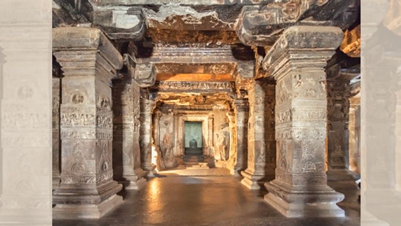 इस मंदिर में तीन द्वार हैं। गर्भगृह के ठीक सामने एक विस्तृत सभा मंडप है। सभा मंडप मजबूत पाषाण स्तंभों पर आधारित है। इन स्तंभों पर सुन्दर नक्काशी की हुई है।