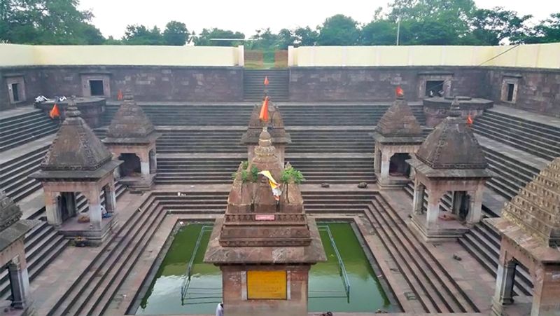 घृष्णेश्वर ज्योतिर्लिंग के समीप ही एक सरोवर भी है, जिसे शिवालय के नाम से जाना जाता है। कहा जाता है कि जो भी इस सरोवर का दर्शन करता है उसकी सभी इच्छाओं की पूर्ति होती है।