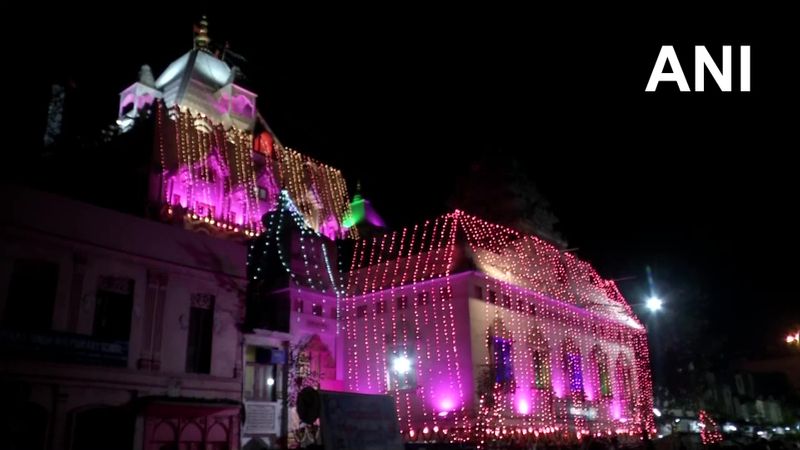 शिवरात्रि के मौके पर चांदनी चौक के गौरी शंकर मंदिर में बड़ी संख्या में श्रद्धालु पहुंचे।