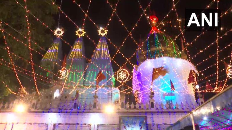 अमृतसर में शिवरात्रि के मौके मंदिर को सजाया गया। यहां बड़ी संख्या में श्रद्धालु पहुंचे.