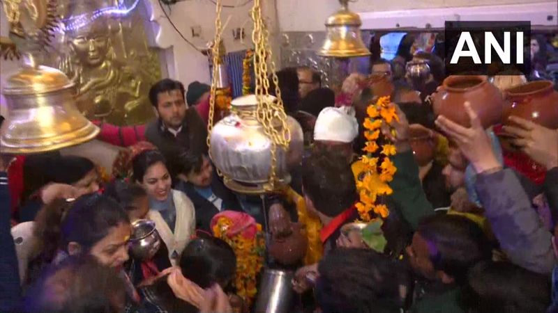 महाराष्ट्र के मुंबई में बाबुलनाथ मंदिर में श्रद्धालुओं की दिनभर भीड़ रही।