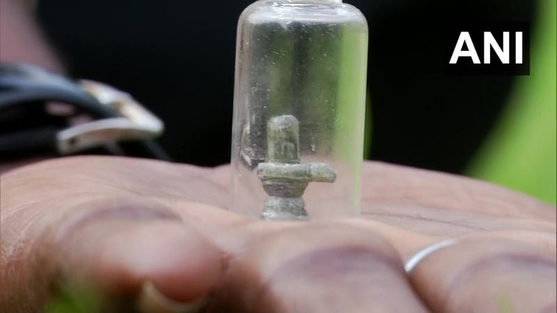 आर्टिस्ट इश्वर राव ने कांच के अंदर एक छोटा सा शिवलिंग भी बनाया।