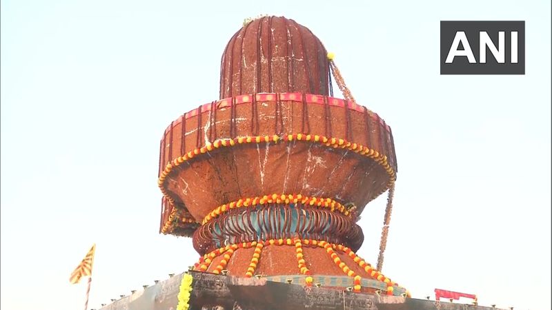 कर्नाटक में कलबुर्गी में 25 फीट ऊंचे शिवलिंग को 300 किलो अरहर से सजाया गया।
