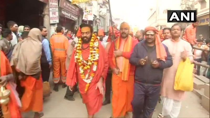 वाराणसी में काशी विश्वनाथ मंदिर में भी श्रद्धालुओं की भीड़ रही।