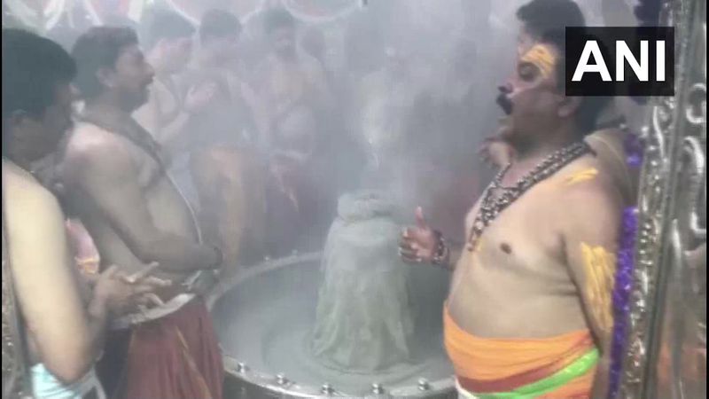 मध्यप्रदेश के उज्जैन में महाकाल की भस्मा आरती की फोटो।
