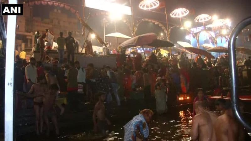 वाराणसी में महाशिवरात्रि के पावन अवसर पर गंगा नदी में स्नान के लिए बड़ी संख्या में भक्त जुटे।