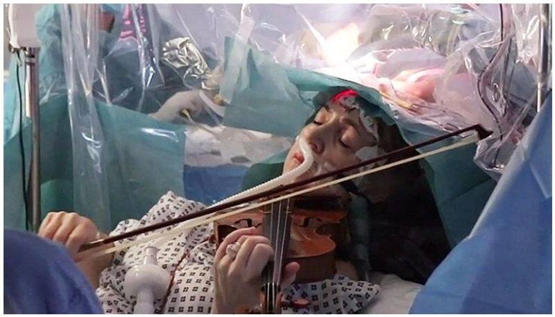 Violinist played Violin during her brain surgery