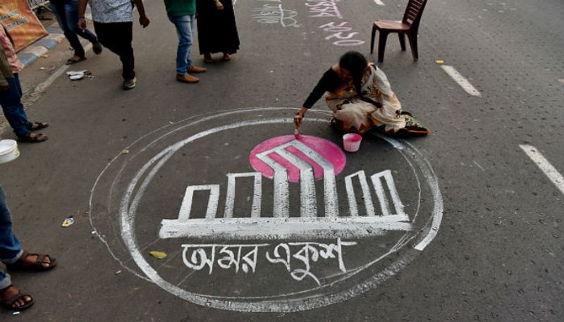 আন্তর্জাতিক মাতৃভাষা উপলক্ষে কলকাতার রাস্তায় চলছে সজ্জা।