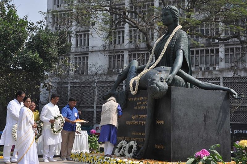 কলকাতায় মাতৃভাষা আন্দোলনকে স্মরণ করে ভাষা দিবসের প্রতীকী মূর্তিতে শ্রদ্ধার্ঘ অর্পণ মমতা বন্দ্যোপাধ্যায়ের।