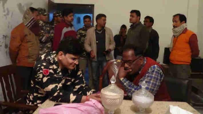 army catch three people with 3.5kg snake venom in araria pra army catch three people with 3.5kg snake venom in araria pra