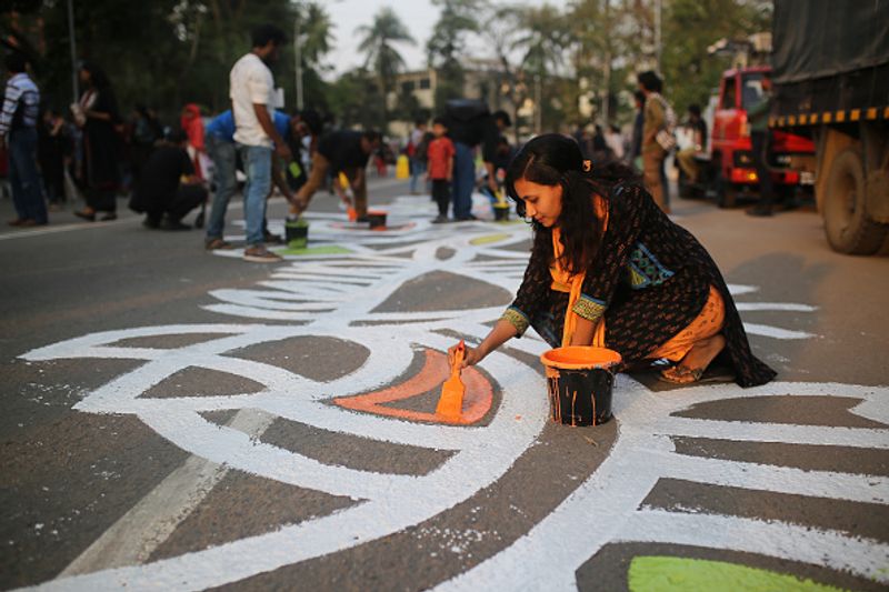 ১৯৫৪ সালে পূর্ব পাকিস্তানে প্রাদেশিক নির্বাচনে যুক্তফ্রন্ট জয়ী হয়। ৯ মে অনুষ্ঠিত গণপরিষদের অধিবেশনে বাংলা-কে পাকিস্তানের অন্য়তম রাষ্ট্রভাষা হিসাবে মর্যাদা দেয় যুক্তফ্রন্টের প্রাদেশিক সরকার। আর ২১ ফেব্রুয়ারি দিনটি-কে ভাষা আন্দোলনের শহিদর স্মরণে শোকদিবস পালনের সিদ্ধান্ত নেওয়া হয়।