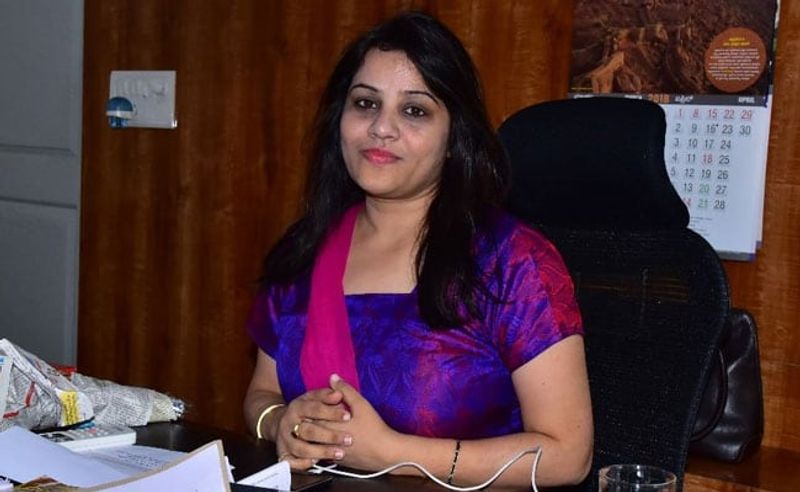 तमिलनाडु की पूर्व मुख्यमंत्री जयललिता की बेहद करीबी शशिकला ने उनके निधन के बाद पार्टी की कमान अपने हाथ में ले थी। हालांकि बाद में भ्रष्टाचार के केस में जेल जाना पड़ा। इस वक्त भी कर्नाटक की जेल में बंद हैं, जब डी रुपा डीआइजी जेल के पद पर रहीं तो 2017 में उन्होंने एआईएडीएमके नेता शशिकला को जेल में वीवीआइपी सुविधाएं मिलने का खुलासा किया था। डी रूपा की रिपोर्ट ने खलबली मचा दी थी, जिसमें उन्होंने कहा था कि जेल के अधिकारियों ने दो करोड़ रुपये लेकर जेल के अंदर शशिकला के लिए किचेन बनवाई थी। इस खुलासे के बाद लेडी दबंग की चर्चा पूरे देश में हुई थी।