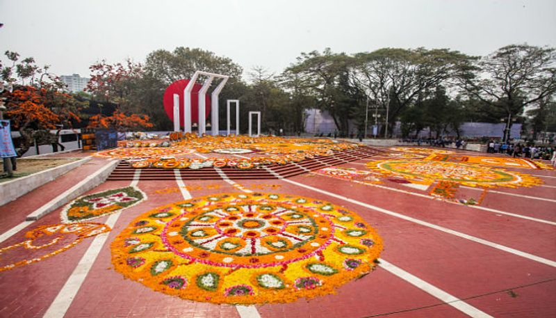 ফুলে ফুলে সাজিয়ে তোলা হয়েছে ঢাকার শহিদ মিনার।