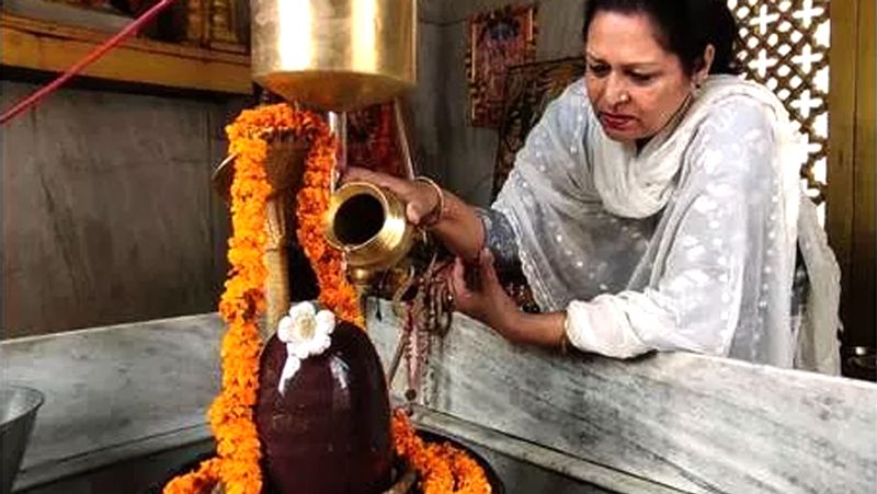 ಕಂಚಿನ ಮಡಕೆ:ಶಿವಲಿಂಗಕ್ಕೆ ಹಾಲು ಅಥವಾ ಮೊಸರನ್ನು ಅರ್ಪಿಸುವಾಗ ಕಂಚಿನ ಪಾತ್ರೆಗಳಿಂದ ದೂರವಿರಿ. ಅದು ಯಾವಾಗಲೂ ತಾಮ್ರದ ಪಾತ್ರೆಯಲ್ಲಿರಬೇಕು.
