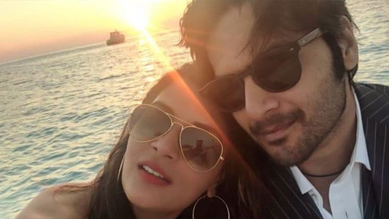 সম্প্রতি কয়েকদিন আগেই প্রয়াত বলিউড অভিনেত্রী স্মিতা পাতিলের ছবির পাশে নিজের একটি ছবি শেয়ার করেছিলেন রিচা। সেখান থেকেই জল্পনার সূত্রপাত।
