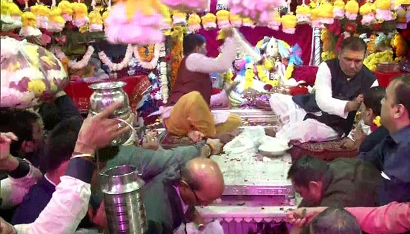 রাজধানী দিল্লির চাঁদনি চকেরশিব গৌরিশংকর মন্দিরে মহাদেবের আরাধনার ব্যস্ত ভক্তরা।