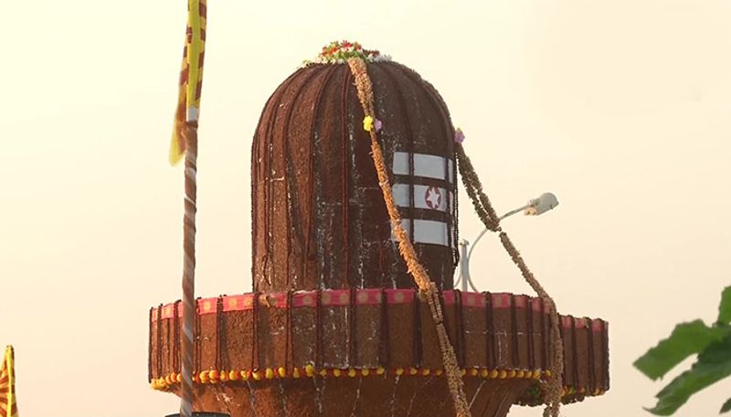 শিবরাত্রি উপলক্ষ্যে কর্ণাটকের কালাবর্গির ব্রহ্ম কুমারীর ২৫ ফুট লম্বা শিবলিঙ্গ সাজিয়ে তোলা হয়েছে ছোলা দিয়ে।