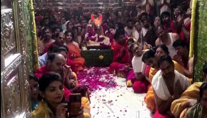 সকাল থেকেই দুঘ, গঙ্গাজল দিয়ে স্নান করিয়ে চলছে শিবলিঙ্গের আরাধনা।