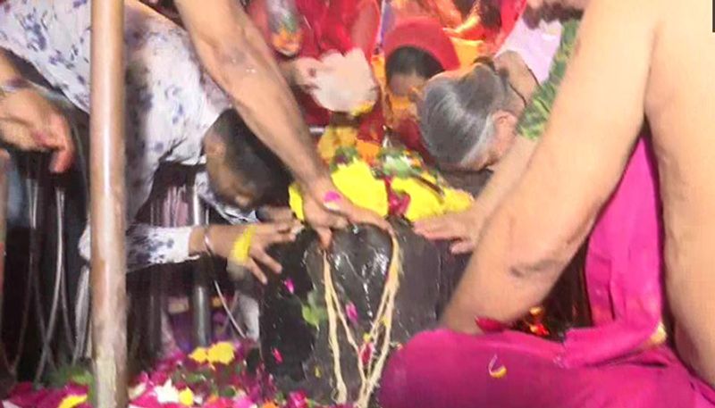 মুম্বইয়ের বাবুলনাথ মন্দিরে চলছে ‘ওঁ নমঃ শিবায়’ মহামন্ত্রের জপ।