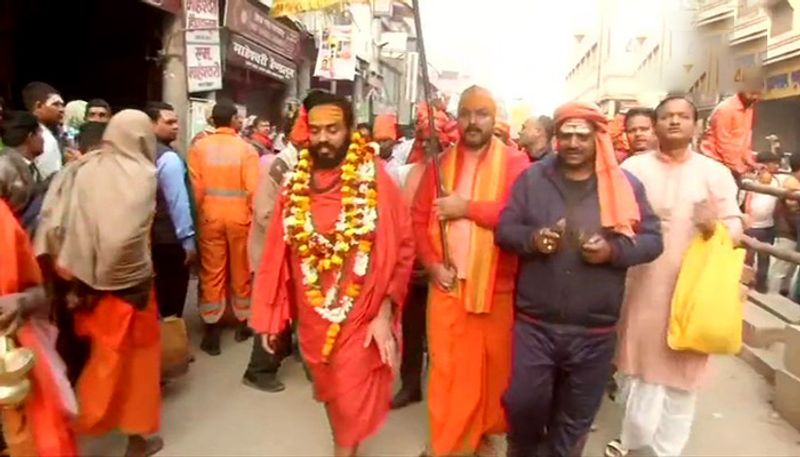 বারাণসীর বিখ্যাত কাশী বিশ্বনাথ মন্দিরে শিবের আরাধনায় দেশের নানা প্রান্ত থেকে এসেছেন পূণ্যার্থীদের দল।